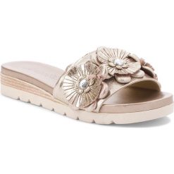 Klapki CAPRICE - 9-27106-30 Rosegold Metal 979. Różowe klapki damskie marki Caprice, bez wzorów, ze skóry ekologicznej, bez obcasa. W wyprzedaży za 159,00 zł.