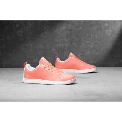 ADIDAS VS ADVANTAGE CLEAN > B74578. Trampki i tenisówki damskie Adidas, bez wzorów, ze skóry ekologicznej, bez zapięcia. W wyprzedaży za 149,99 zł.