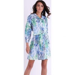 Sukienka w kolorze niebieskim ze wzorem. Niebieskie sukienki damskie Jesienny butik, na co dzień, xs, bez wzorów, bez kołnierzyka, bez rękawów, mini, proste. W wyprzedaży za 137,95 zł.