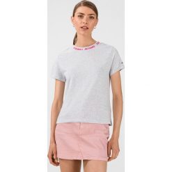 Tommy Jeans Koszulka Szary. Szare koszulki damskie Tommy Jeans, s, bez wzorów, z bawełny, bez kołnierzyka, z krótkim rękawem. Za 187,95 zł.