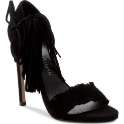 Sandały STUART WEITZMAN - Pompom Black Suede. Czarne klapki damskie marki Stuart Weitzman, bez wzorów, ze skóry, bez obcasa, na obcasie. W wyprzedaży za 1159,00 zł.