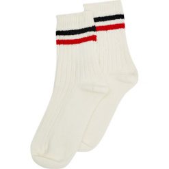 Sportowe skarpetki w stylu vintage. Białe skarpetki damskie Pull&Bear. Za 15,90 zł.