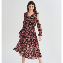 Sukienka w kwiaty - Wielobarwn. Szare sukienki damskie Sinsay, s, w kwiaty, bez kołnierzyka, bez rękawów. Za 49,99 zł.