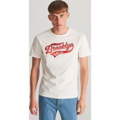 T-shirt z blyszczacym nadrukiem - Kremowy. Białe t-shirty damskie Reserved, s, z nadrukiem, bez kołnierzyka. Za 69,99 zł.