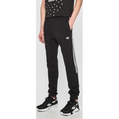 Adidas Originals - Spodnie. Czarne spodnie męskie adidas Originals, na co dzień, s, bez wzorów, z bawełny, casualowe. W wyprzedaży za 219,90 zł.