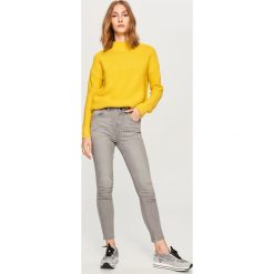 Jeansy z wysokim stanem - Jasny szar. Szare jeansy damskie marki Reserved, z jeansu. Za 89,99 zł.