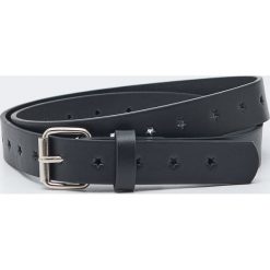 Cienki pasek - Czarny. Czarne paski damskie Sinsay, w paski. Za 9,99 zł.