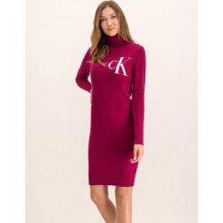 Sukienka dzianinowa Calvin Klein Jeans Monogram J20J212159. Czerwone sukienki damskie Calvin Klein Jeans, xs, bez wzorów, z bawełny, bez kołnierzyka, bez rękawów. W wyprzedaży za 329,00 zł.