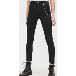 Jeansy high waist z łańcuchem - Czarny. Czarne jeansy damskie Cropp, z podwyższonym stanem. Za 119,99 zł.