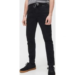 Jeansowe joggery slim - Czarny. Czarne spodnie męskie Cropp, m, z jeansu. Za 139,99 zł.