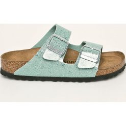 Birkenstock - Klapki Arizona. Zielone klapki damskie Birkenstock, bez wzorów, ze skóry, bez obcasa, na obcasie. Za 319,90 zł.