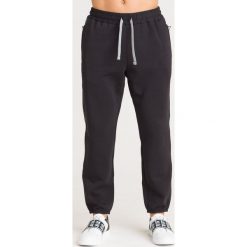 SPODNIE DRESOWE Emporio Armani. Czarne spodnie męskie Emporio Armani, na imprezę, xl, z aplikacjami, z dresówki. Za 790,30 zł.