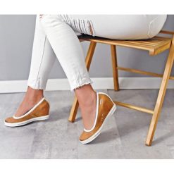 Półbuty na koturnie - skóra naturalna - model 024 - kolor camelowy. Szare półbuty damskie Zapato, z nadrukiem, z jeansu, eleganckie, na wysokim obcasie, na platformie, bez zapięcia. W wyprzedaży za 224,25 zł.