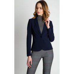 Granatowy klasyczny żakiet BIALCON. Niebieskie żakiety damskie BIALCON, plus size, bez wzorów. Za 315,00 zł.