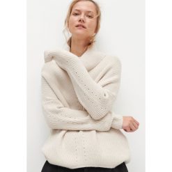 Sweter z luźnym golfem - Kremowy. Białe swetry damskie Reserved, s, bez wzorów, bez rękawów. Za 99,99 zł.