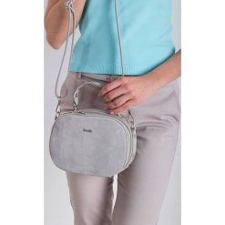 MAŁA TOREBKA DAMSKA LISTONOSZKA KUFEREK SKÓRA. Szare kuferki damskie ROVICKY, w paski, z jeansu, eleganckie, na ramię, małe, bez dodatków. Za 349,90 zł.