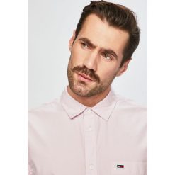 Tommy Jeans - Koszula. Różowe koszule męskie Tommy Jeans, m, bez wzorów, z bawełny, klasyczne, z klasycznym kołnierzykiem, z długim rękawem. W wyprzedaży za 219,90 zł.