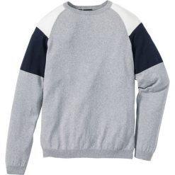 Sweter Regular Fit bonprix jasnoszary melanż - ciemnoniebieski. Szare swetry męskie marki bonprix, s, bez wzorów, z kontrastowym kołnierzykiem, bez kaptura. Za 74,99 zł.