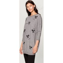 Tunikowy sweter z nadrukiem - Jasny szar. Szare bez kategorii marki Mohito, s, z nadrukiem. W wyprzedaży za 39,99 zł.