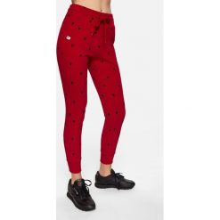 Spodnie dresowe PLNY LALA Hearts 12. Czerwone spodnie damskie PLNY LALA, xxs, z bawełny. Za 269,00 zł.
