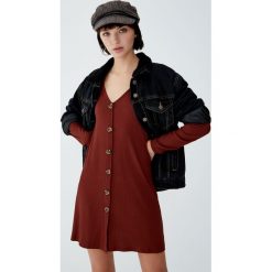 Sukienka z prążkowanego materiału z guzikami. Pomarańczowe sukienki damskie Pull&Bear, bez wzorów, prążkowane, bez kołnierzyka, bez rękawów. Za 69,90 zł.