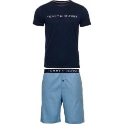 Tommy Hilfiger męska piżama UM0UM01596 CN SS SHORT WOVEN SET M ciemnoniebieski. Niebieskie piżamy męskie TOMMY HILFIGER, m, bez wzorów, z bawełny, bez rękawów. Za 289,00 zł.