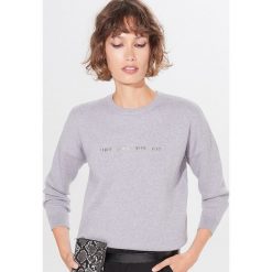 Lekki sweter z haftem - Szary. Szare swetry damskie Mohito, xl, z haftami, bez rękawów, bez kaptura. W wyprzedaży za 39,99 zł.