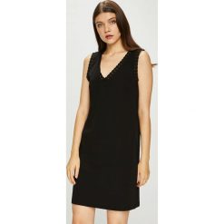 Only - Sukienka Xenia. Czarne sukienki damskie ONLY, na co dzień, bez wzorów, z elastanu, casualowe, bez kołnierzyka, bez rękawów, mini, proste. W wyprzedaży za 79,90 zł.