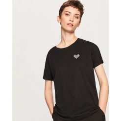T-shirt z serduszkiem - Czarny. Czarne t-shirty damskie Reserved, l. Za 24,99 zł.