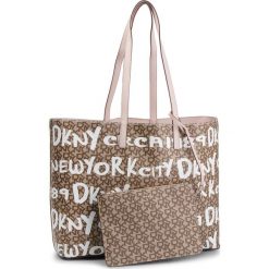 Torebka DKNY - Bedford-Trifold Wal R84A4756 Chino Logo/Iconic Blush JCL. Różowe torebki klasyczne damskie DKNY, bez wzorów, ze skóry ekologicznej, na ramię, bez dodatków. W wyprzedaży za 429,00 zł.
