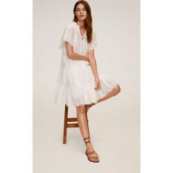 Mango - Sukienka Bohochic. Białe sukienki damskie Mango, na co dzień, xs, w koronkowe wzory, z bawełny, casualowe, bez kołnierzyka, z krótkim rękawem, krótkie, mini, proste. W wyprzedaży za 129,90 zł.