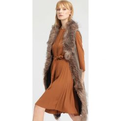 Ciemnobeżowa Kamizelka Gimme. Brązowe kamizelki damskie other, uniwersalny. Za 109,99 zł.