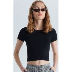 Krótka koszulka basic - Czarny. Czarne koszulki damskie Cropp, s, bez wzorów, bez kołnierzyka, z krótkim rękawem. Za 24,99 zł.