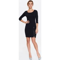 Dopasowana sukienka damska z zamkiem. Czarne sukienki damskie Top Secret, na co dzień, bez wzorów, z dzianiny, eleganckie, z okrągłym kołnierzem, bez rękawów, dopasowane. W wyprzedaży za 39,99 zł.
