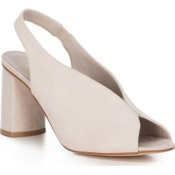 Buty damskie. Czerwone czółenka damskie Wittchen, na ślub cywilny, bez wzorów, z jeansu, bez obcasa, na obcasie. W wyprzedaży za 299,90 zł.