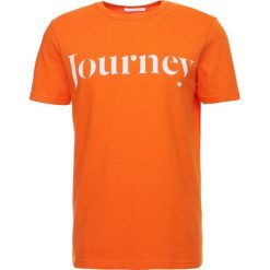 Samsøe & Samsøe TRAVEL Tshirt z nadrukiem puffins bill. Pomarańczowe koszulki polo męskie marki Samsøe & Samsøe, m, z nadrukiem, z bawełny. Za 249,00 zł.
