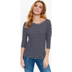 Dzianinowa bluzka w paski z kimonowym rękawem. Niebieskie bluzki damskie Top Secret, w paski, z dzianiny, eleganckie, bez kołnierzyka. W wyprzedaży za 24,99 zł.