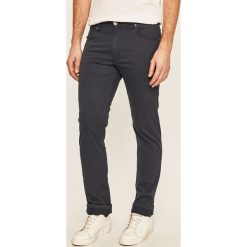 Wrangler - Spodnie. Niebieskie spodnie męskie Wrangler, na co dzień, bez wzorów, z elastanu. W wyprzedaży za 249,90 zł.