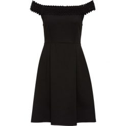 Sukienka neoprenowa z dekoltem "carmen" bonprix czarny. Czarne sukienki hiszpanki bonprix, z neoprenu, z kołnierzem typu carmen. Za 119,99 zł.
