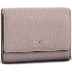 Mały Portfel Damski DKNY - Card Case R82ZA503 Warm Grey 72. Szare portfele damskie DKNY, bez wzorów, ze skóry. W wyprzedaży za 239,00 zł.