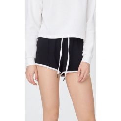 Krótkie dresowe szorty - Czarny. Czarne szorty damskie Sinsay, s, bez wzorów, z dresówki. Za 29,99 zł.