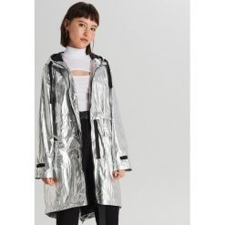 Parka z metalicznym wykończeniem - Szary. Szare parki damskie Cropp, s, bez wzorów, bez kaptura. W wyprzedaży za 89,99 zł.