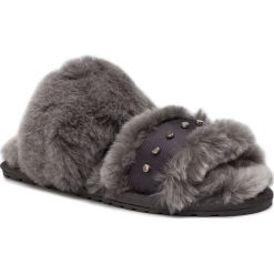 Kapcie EMU AUSTRALIA - Meeks W12056 Charcoal. Szare klapki damskie EMU Australia, z aplikacjami, ze skóry, bez obcasa. W wyprzedaży za 189,00 zł.