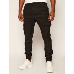 Joggery Guess M0YB17 WD2D1. Czarne spodnie męskie Guess, m, z aplikacjami, z jeansu. Za 419,00 zł.