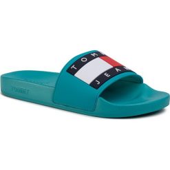 Klapki TOMMY JEANS - Flag Pool Slide EM0EM00284 Exotic Teal CTX. Niebieskie klapki męskie Tommy Jeans, z jeansu, bez zapięcia. Za 229,00 zł.