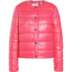Escada Sport MATROSCHKY Kurtka puchowa raspberry. Czerwone kurtki sportowe damskie marki Escada Sport, na zimę, z materiału. W wyprzedaży za 839,50 zł.