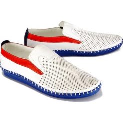 ARTIKER RELAKS 38A425 white-red, półbuty męskie. Czerwone półbuty męskie Artiker Relaks, bez wzorów, ze skóry, bez zapięcia. Za 259,90 zł.
