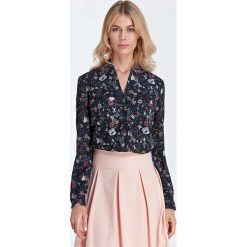 Elegancka Koszulowa Bluzka z Dekoltem w Szpic - Wzór Ecru. Niebieskie bluzki damskie marki Molly.pl, s, eleganckie, z klasycznym kołnierzykiem. Za 121,90 zł.