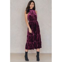 NA-KD Party Aksamitna sukienka maksi - Purple. Fioletowe sukienki damskie NA-KD Party, na imprezę, bez wzorów, z elastanu, z falbankami, bez rękawów. W wyprzedaży za 64,97 zł.