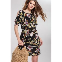Czarna Sukienka Comment. Czarne sukienki damskie other, xl, w kwiaty, bez kołnierzyka, bez rękawów, mini, z odkrytymi ramionami. Za 59,99 zł.